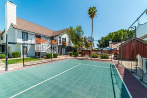 Metro PHX STUDIO QUEEN sleeps 4 HEATED POOL